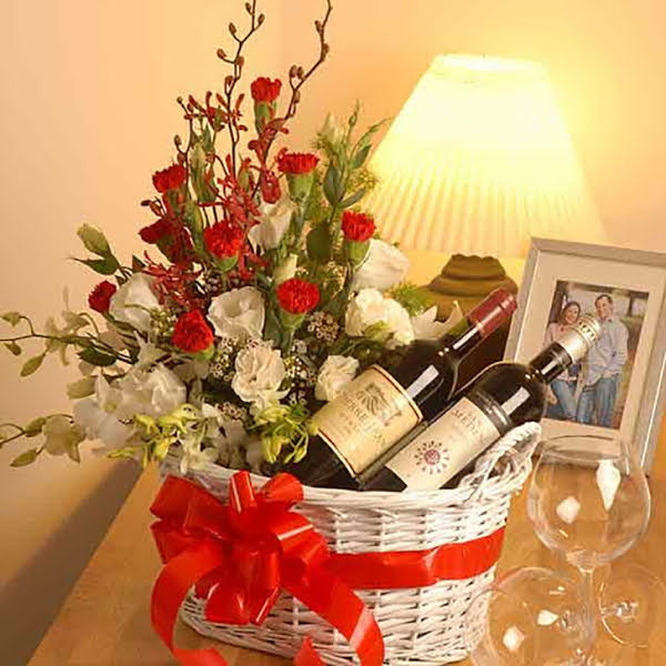 Nếu bạn đang tìm kiếm một món quà hoàn hảo để tặng sinh nhật của người thân, hãy xem qua bộ sưu tập hoa rượu sinh nhật đẹp này. Được tổng hợp từ nhiều loại hoa và rượu ngon, sự kết hợp này sẽ làm cho người nhận cảm thấy vô cùng hạnh phúc.