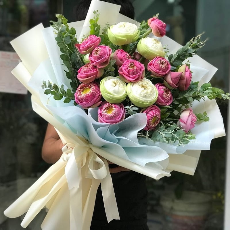 Bó hoa sen: Bó hoa sen tuyệt đẹp, rực rỡ, lộng lẫy – món quà hoàn hảo cho người thân yêu, bạn bè và đồng nghiệp. Hãy xem những bó hoa sen tuyệt đẹp trong hình ảnh này và cảm nhận nét thanh tao, tinh tế của chúng.