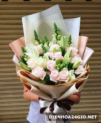 Alo Flowers mang đến cho bạn bức tranh hoa tuyệt vời với đủ loại hoa để tặng anh trai vào ngày sinh nhật của anh ấy. Mỗi đóa hoa tươi tràn đầy hy vọng và sự may mắn, không những chúc mừng một tuổi mới mà còn gửi đến lời chúc tốt đẹp nhất cho anh trai của bạn.