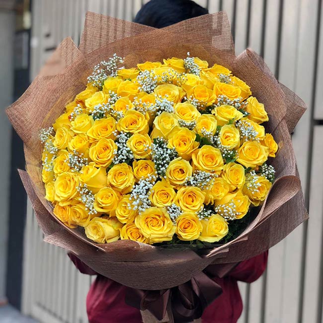 Những bông hoa hồng vàng rực rỡ, với sắc vàng tươi sáng, sẽ làm cho không gian của bạn trở nên rực rỡ và nổi bật. Đây là loại hoa thể hiện sự kiên trì, tình yêu lâu dài và sự cảm kích, là món quà lý tưởng để tặng cho những người thân yêu, bạn bè và đối tác kinh doanh.