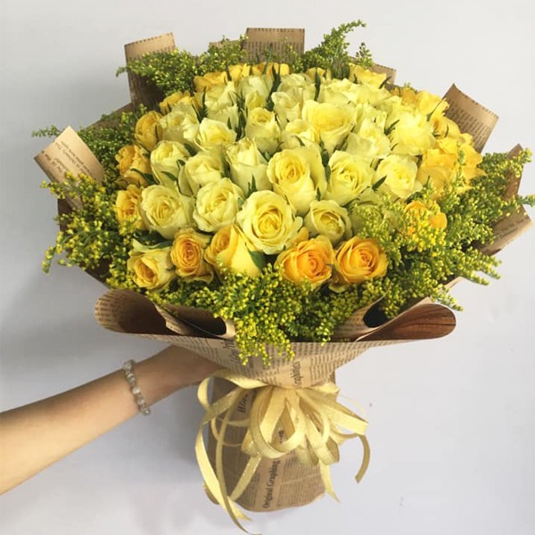 Sắc vàng óng ánh của những bông hoa hồng trên ảnh bó hoa hồng vàng đẹp nhất này sẽ mang đến cho bạn cảm giác ấm áp, tươi sáng và đầy năng lượng. Bạn không thể bỏ qua những bông hoa hồng đầy sức sống này trong bất kỳ dịp đặc biệt nào.