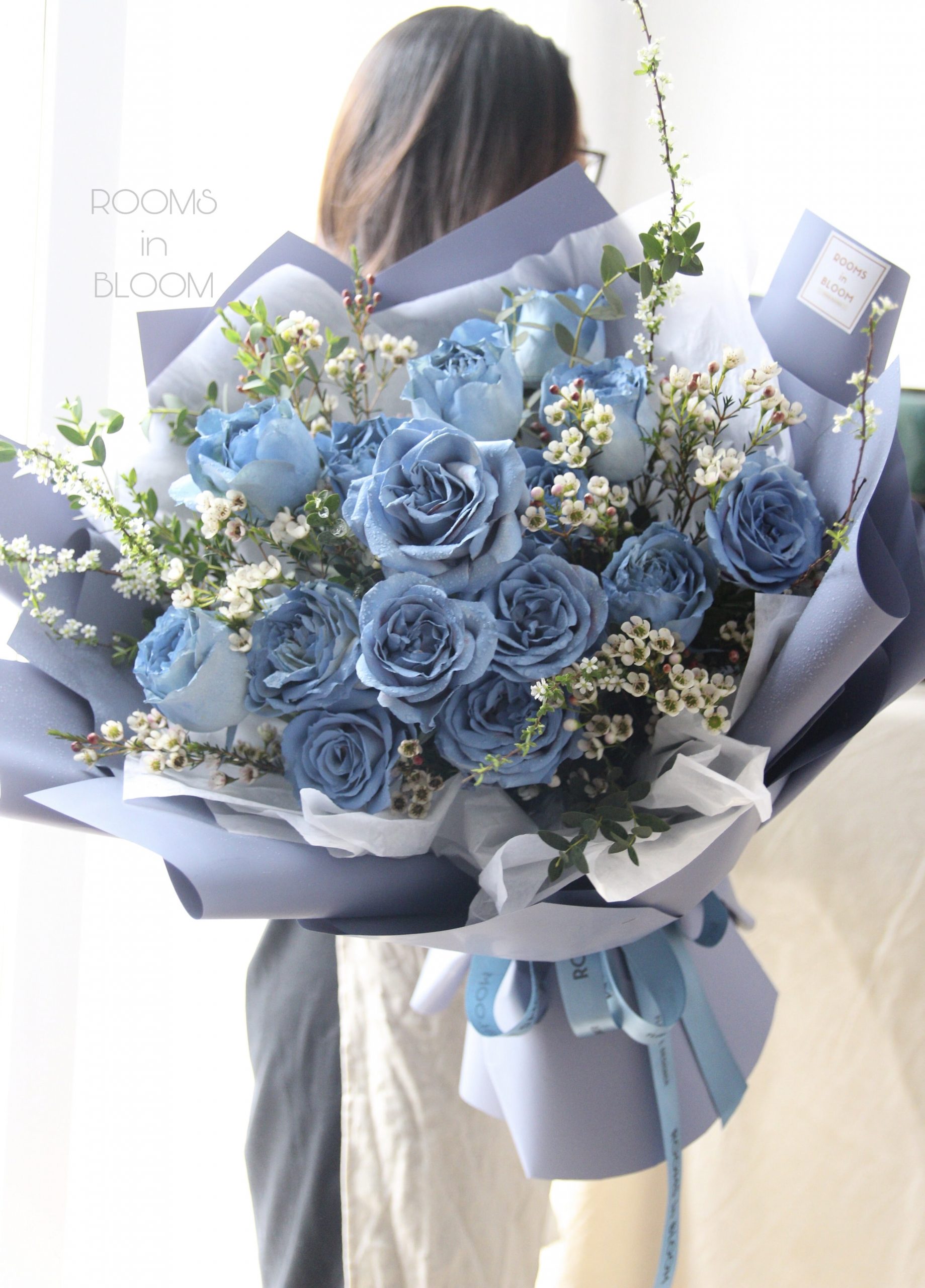 Bó hoa hồng xanh đẹp: Những bông hoa hồng xanh tươi tắn, thảo dược cũng nhẹ nhàng tạo nên bó hoa vô cùng đẹp mắt. Một món quà sang trọng và lãng mạn cho người thân yêu hoặc bạn bè của bạn. Hãy cùng khám phá hình ảnh đầy màu sắc của bó hoa hồng xanh đẹp nhé!