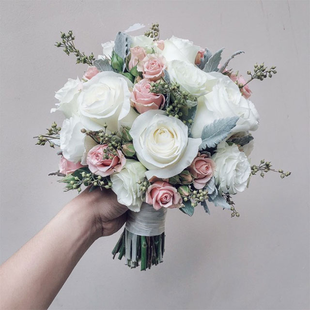 Với các bó hoa cô dâu được thiết kế độc đáo và tinh tế, chúng tôi sẽ tạo ra một sự khác biệt cho ngày cưới của bạn. Từng bông hoa được sắp đặt kỷ lưỡng và đội ngũ nhân viên chuyên nghiệp sẽ đảm bảo mỗi chi tiết, từ thiết kế đến chất lượng sản phẩm đều hoàn hảo để tạo nên những kỷ niệm đẹp trong đời.