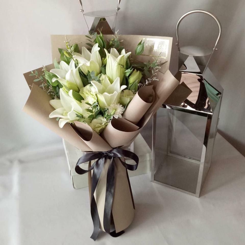 Alo Flowers chuyên cung cấp bó hoa ly đẹp cho những dịp đặc biệt. Mỗi bó hoa được tạo hình bằng tay và lựa chọn hoa ly tươi nhất, đem lại sự hài lòng và vui tươi cho người nhận. Ghé thăm hình ảnh bó hoa ly đẹp để lựa chọn cho mình một bó hoa ưng ý nhất.