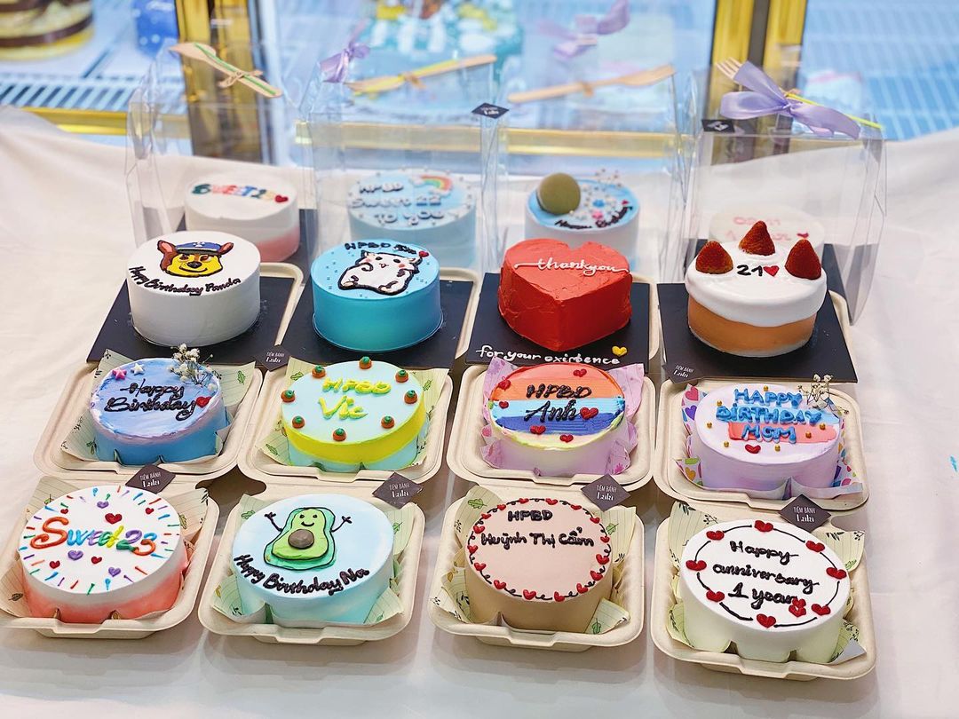 Bánh sinh nhật hình những chiếc bánh mini nhiều màu sắc ghép lại ngọt ngào  - Bánh Thiên Thần : Chuyên nhận đặt bánh sinh nhật theo mẫu