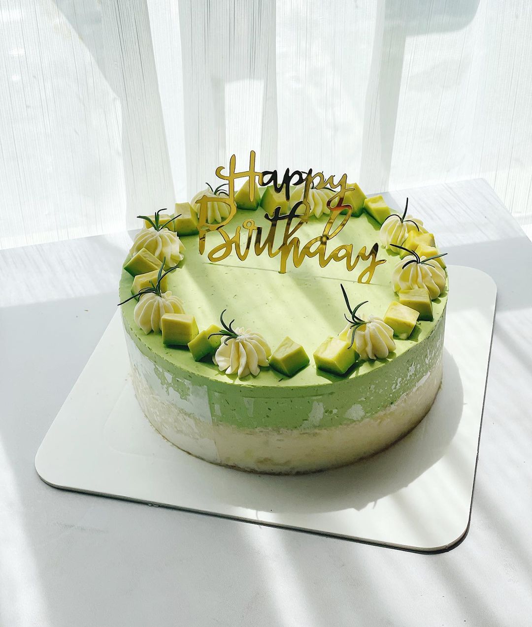 Đón sinh nhật bằng chiếc bánh sinh nhật matcha đẹp, giòn tan và hương vị thơm ngon là điều tuyệt vời. Hãy chiêm ngưỡng hình ảnh của chiếc bánh đẹp như trong cổ tích này để có ý tưởng cho một món quà sinh nhật hoàn hảo.