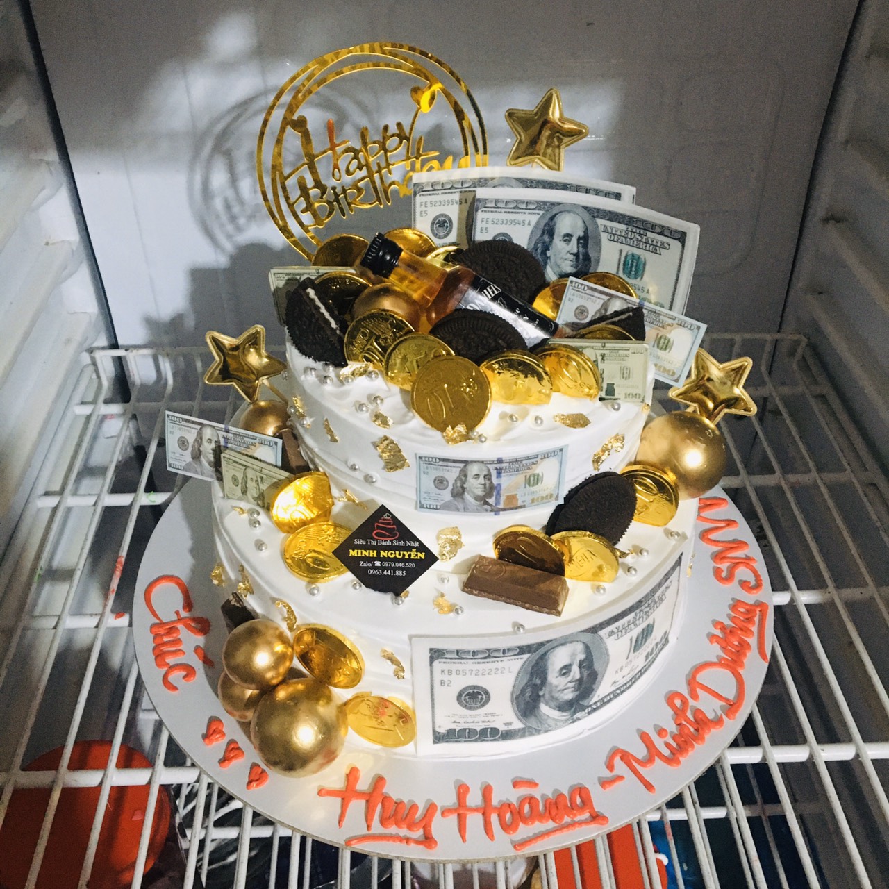 Bánh sinh nhật đô la - Tiền đô: Đón sinh nhật của bạn bằng một chiếc bánh đầy sự sang trọng và đẳng cấp - bánh sinh nhật tiền đô. Với một chiếc bánh xếp bằng đô la, bạn sẽ không chỉ có một tác phẩm nghệ thuật độc đáo mà còn là một món quà đặc biệt để tặng người thân và bạn bè.