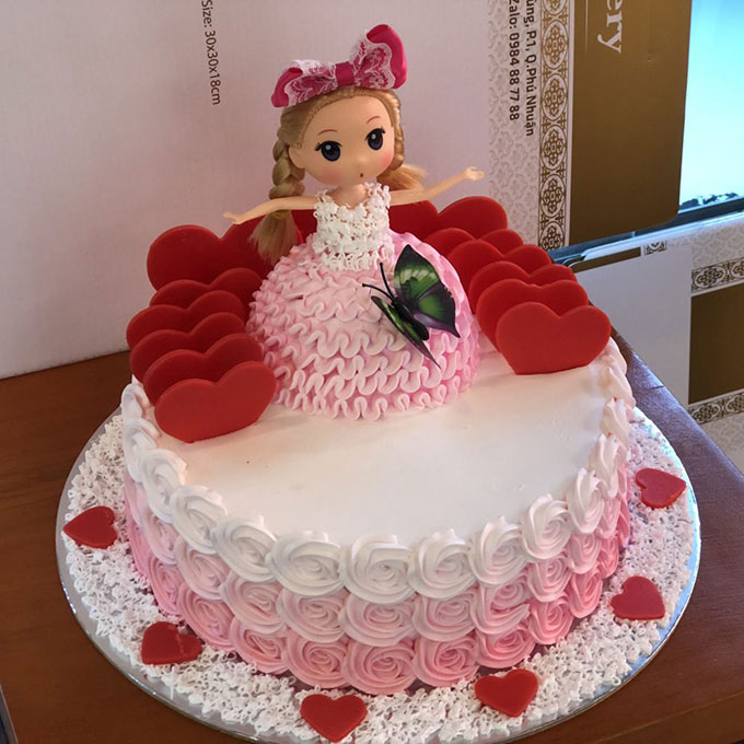 Bạn đang tìm kiếm một bánh sinh nhật đẹp cho bé gái 4 tuổi? Chúng tôi có bánh sinh nhật màu hồng tươi tắn, trang trí đầy phù hiệu, đảm bảo sẽ làm bé gái của bạn thích thú. Hãy xem ảnh để thấy sự khác biệt!