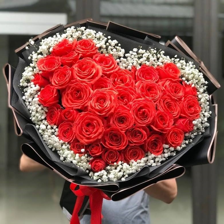 Ngày Valentine đang đến gần, hay tặng cho người yêu của bạn một bó hoa hồng 14/02 với sự kết hợp tuyệt vời giữa hai màu sắc đỏ và trắng, thật tuyệt vời để thể hiện sự yêu thương và đong đầy bất ngờ.