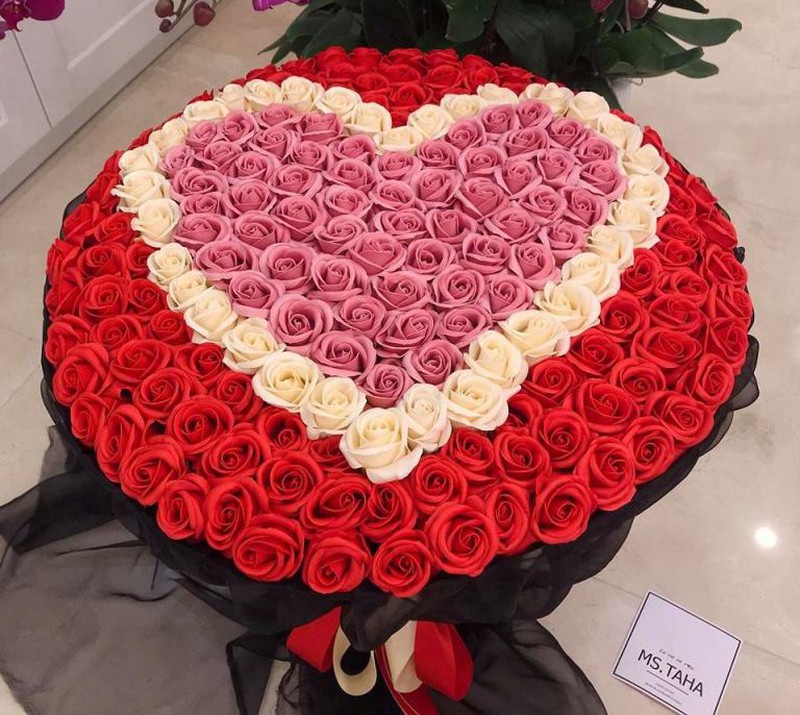 Bạn đang tìm kiếm một bó hoa hồng đầy tình yêu và cảm xúc, hãy thử xem tấm hình về bó hoa hồng hình trái tim này. Với thiết kế tinh tế và đầy tình cảm, bó hoa này chắc chắn sẽ làm người nhận của bạn bật khóc vì xúc động.