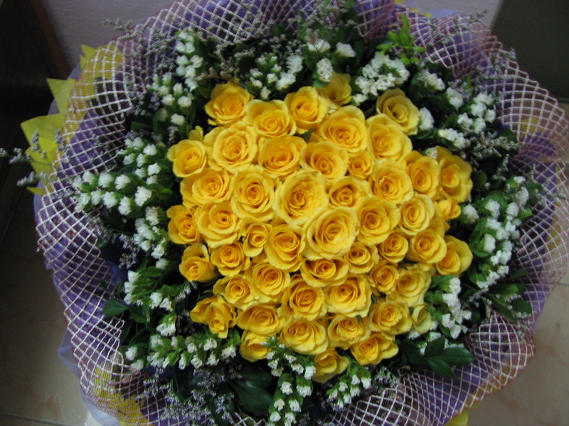 Bó hoa hồng vàng: Bạn đang tìm kiếm một món quà đặc biệt cho người thân của mình? Bó hoa hồng vàng đầy sức sống chắc chắn sẽ làm họ cảm thấy ngạc nhiên và xúc động. Hãy yêu thương những người thân yêu của bạn bằng những điều đẹp đẽ và tinh tế nhất.