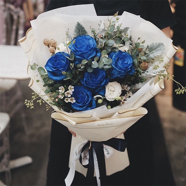 Bó hoa hồng xanh đẹp là món quà tuyệt vời cho những người thân yêu của bạn. Với từng cánh hoa xanh tươi được cắt tỉa đến tận hoàn hảo, bó hoa này sẽ làm say đắm trái tim của mọi người. Hãy cùng đón xem bức ảnh về bó hoa hồng xanh đẹp này để thấy được sự trang trọng và quý phái của nó.