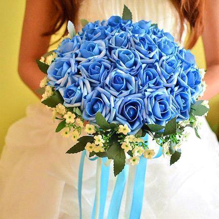 Bó hoa hồng màu xanh cầm tay cô dâu